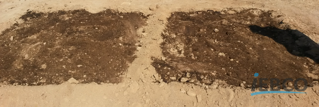 دو قطعه خاک مجاور هم، آماده‌شده روی زمین محوطه آزمون.