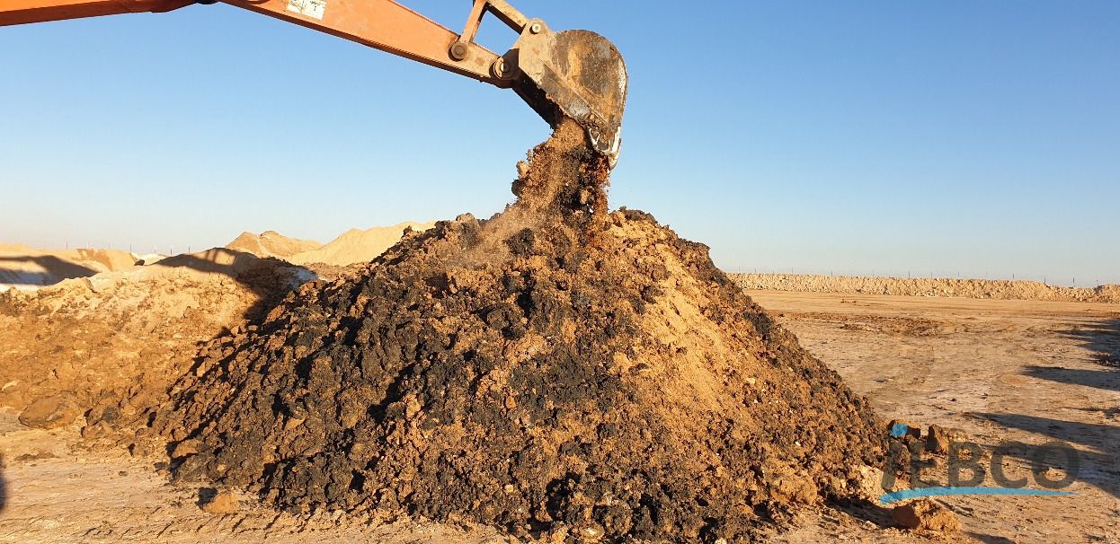 پخش و اختلاط پسماند نفتی روی بستر آماده‌شده برای تصفیه زیستی.